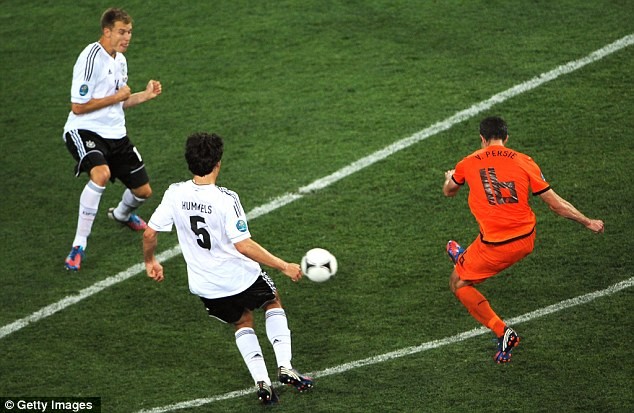 … Dù Van Persie cũng kịp để lại dấu ấn với bàn thắng đẹp.